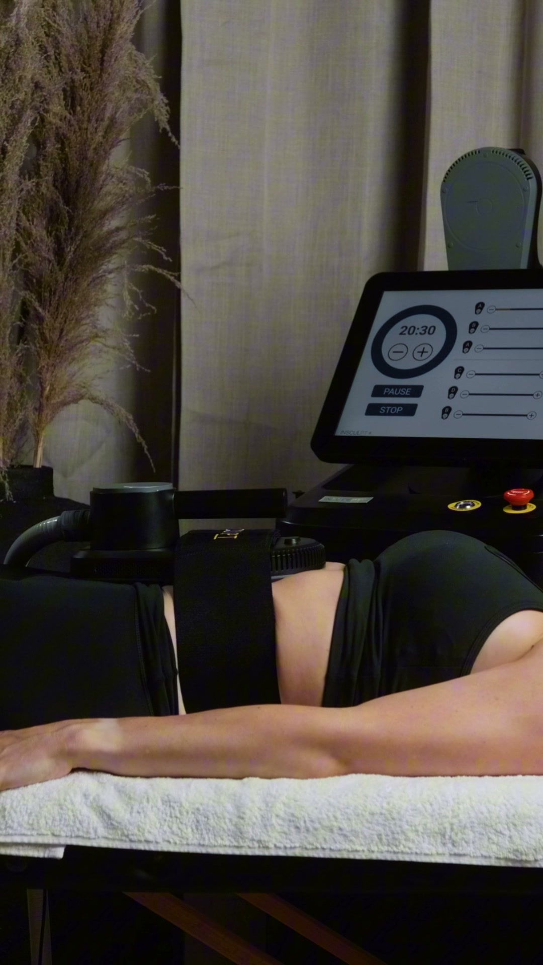 Insculpt-behandling av mage med applikator og strap (illustrasjon)